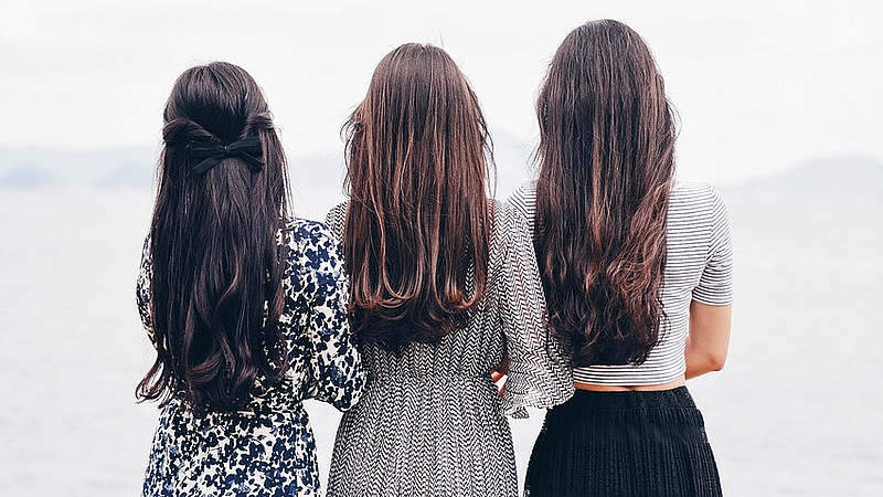 3 junge Frauen von hinten