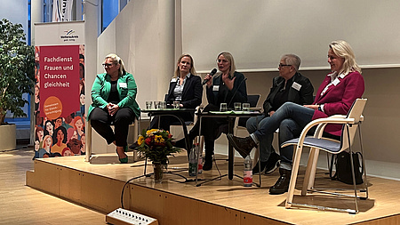 Henrike Strauch, Birgit Weckler, Nathalie Pawlik, Isil Yönter und Annette Wetekam sitzen im Halbkreis auf einem Podium.