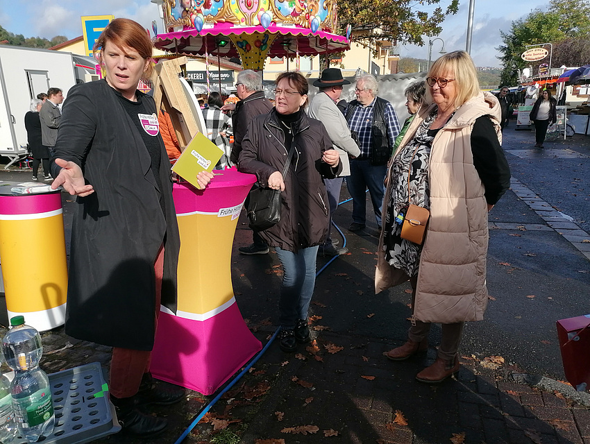 Kollegin des NZFH klärt über die Modellaktion auf