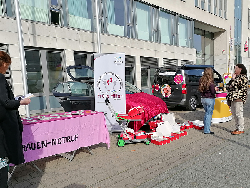 Der Stand wird aufgebaut, Netzwerkpartnerinnen kommen dazu (Frauennotruf)