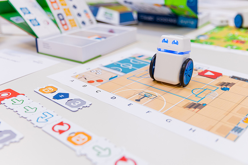 Ein kleiner Roboter namens KUBO Coding steht auf einem Tisch