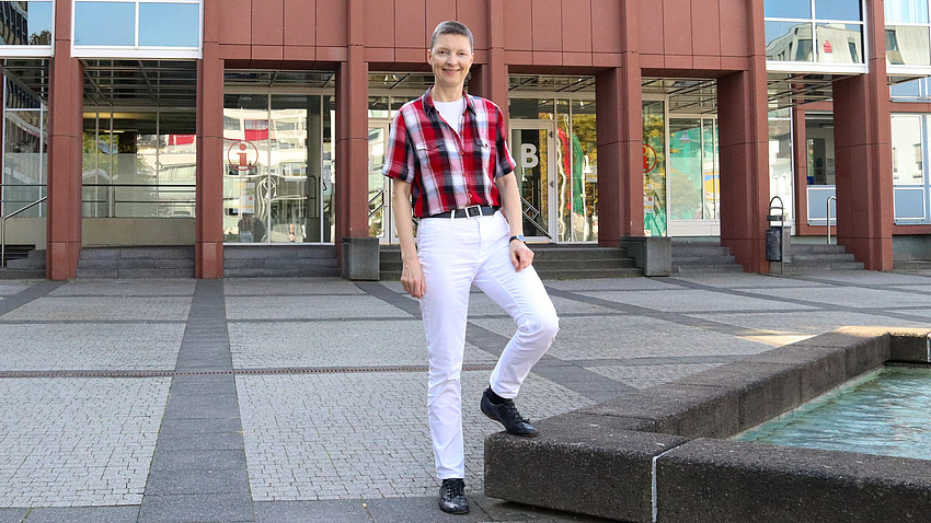 Marion Götz steht vor dem Friedberger Kreishaus.