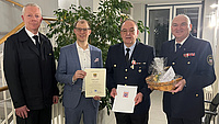 Matthias Nickel wird als Kreisbrandmeister verabschiedet (von links): Kreisbrandinspektor Lars Henrich, Landrat Jan Weckler, Matthias Nickel und der ehemalige Kreisbrandmeister Otfried Hartmann. 