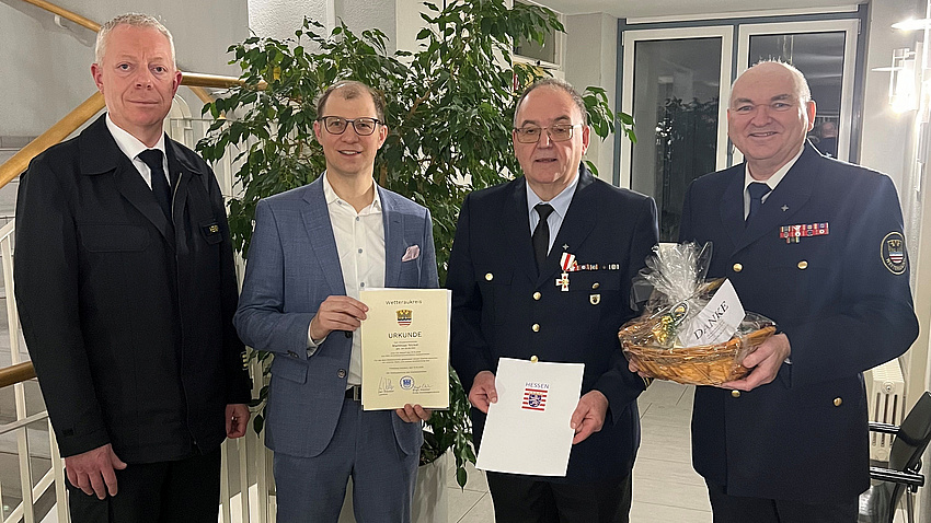 Matthias Nickel wird als Kreisbrandmeister verabschiedet (von links): Kreisbrandinspektor Lars Henrich, Landrat Jan Weckler, Matthias Nickel und der ehemalige Kreisbrandmeister Otfried Hartmann. 