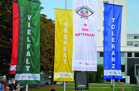 Flaggen in verschiedenen Farben und Aufschriften (Respekt, Toleranz, Vielfalt)