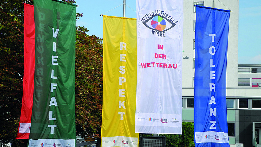 Flaggen in verschiedenen Farben und Aufschriften (Respekt, Toleranz, Vielfalt)