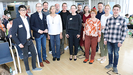 Eine Gruppe von Leuten in einem Saal.