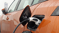 Ein E-Auto wird an einer Ladestation aufgeladen.