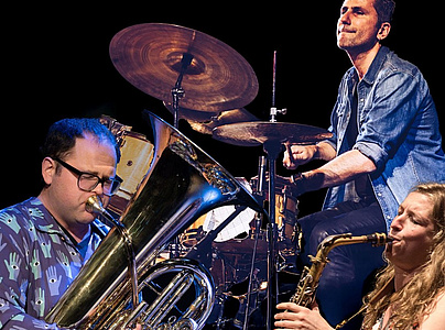 2 Musiker, 1 Musikerin mit Tuba, Saxophon und Schlagzeug