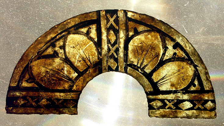 Das Foto zeigt ein Mittelalterliches gemustertes Fensterglas aus dem Kloster Engelthal.