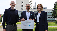 Landrat Jan Weckler und Erste Kreisbeigeordnete Birgit Weckler stellen den neuen Klimaschutzmanager Vincent Krieg vor.