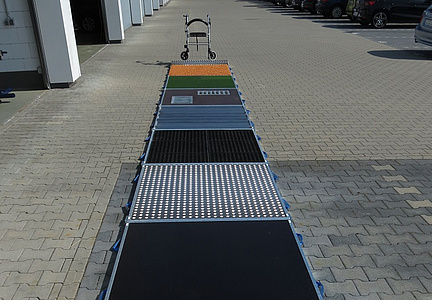 Ein Rollator steht vor einem Übungsparcour