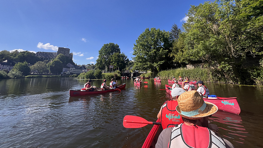 Jugendliche, die in einem Kanu auf der Lahn unterwegs sind