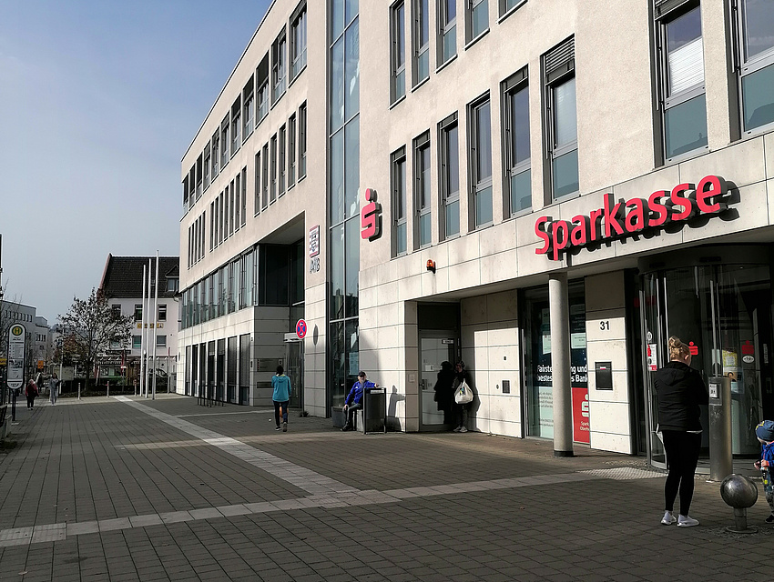 Leerer Platz vor dem Gebäude der Sparkasse