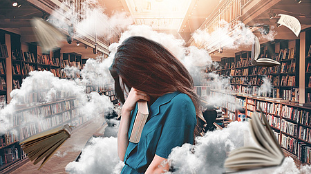 Frau mit Blick nach unten in einer Bibliothek