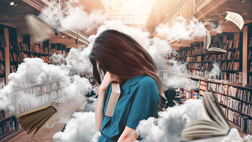 Frau mit Blick nach unten in einer Bibliothek