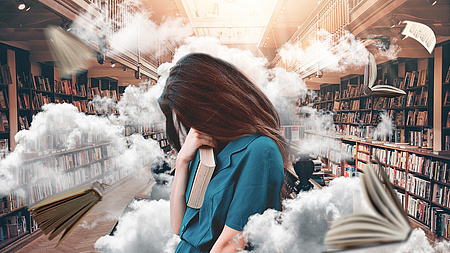 Frau mit Blick nach unten in einer Bibliothek