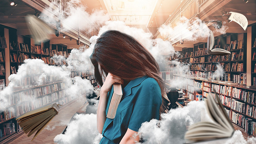 Frau mit Blick nach unten in einer Bibliothek