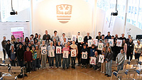 Eine große Gruppe von Mädchen und Jungen. Sie halten Schilder hoch, die die Worte "Girls' and Boys' Day" bilden.