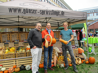Markt der Region 2022 (v. l.: Norbert Schön (Vorsitzender der Wetterauer Direktvermarkter), Landrat Jan Weckler u. Direktvermarkter Martin Jung (Gönser Sprösslinge)