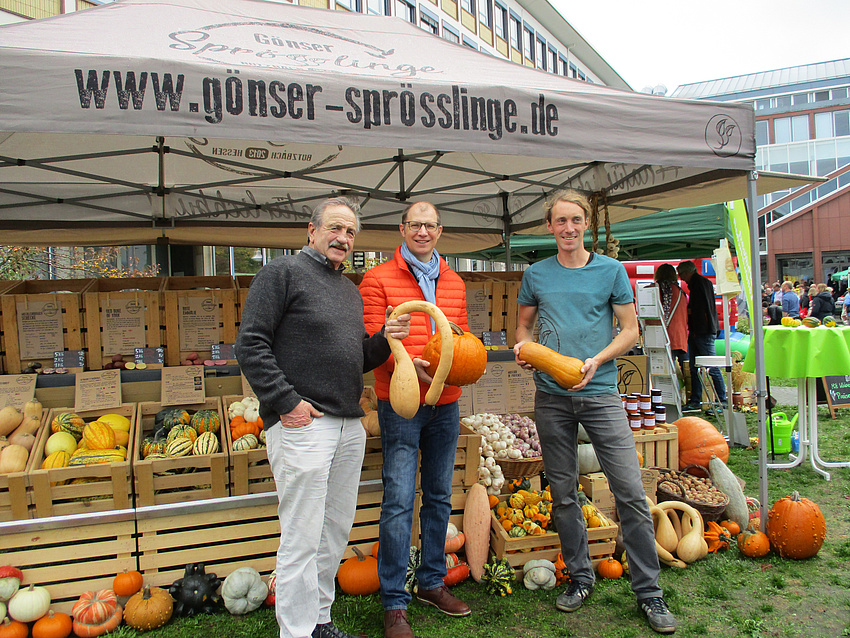 Markt der Region 2022 (v. l.: Norbert Schön (Vorsitzender der Wetterauer Direktvermarkter), Landrat Jan Weckler u. Direktvermarkter Martin Jung (Gönser Sprösslinge)