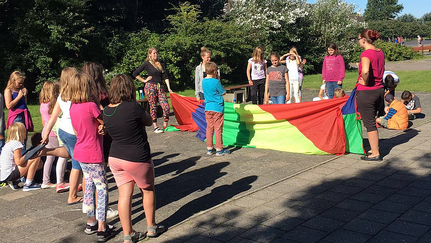 Kindergruppe mit Schwungtuch