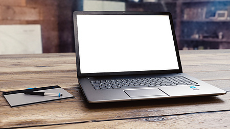 Ein geöffneter Laptop, Display und Tastatur sind zu sehen