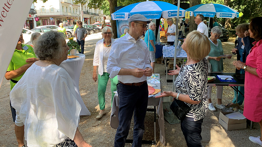 Landrat Jan Weckler im Gespräch mit Teilnehmern der Selbsthilfe-MEILE