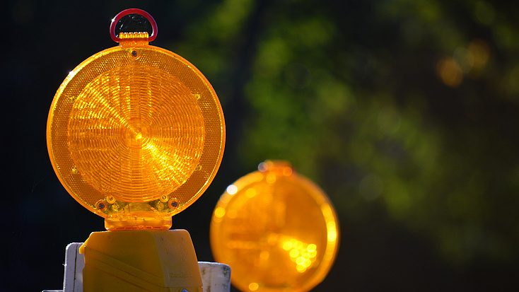Zwei orangene Baustellenlichter