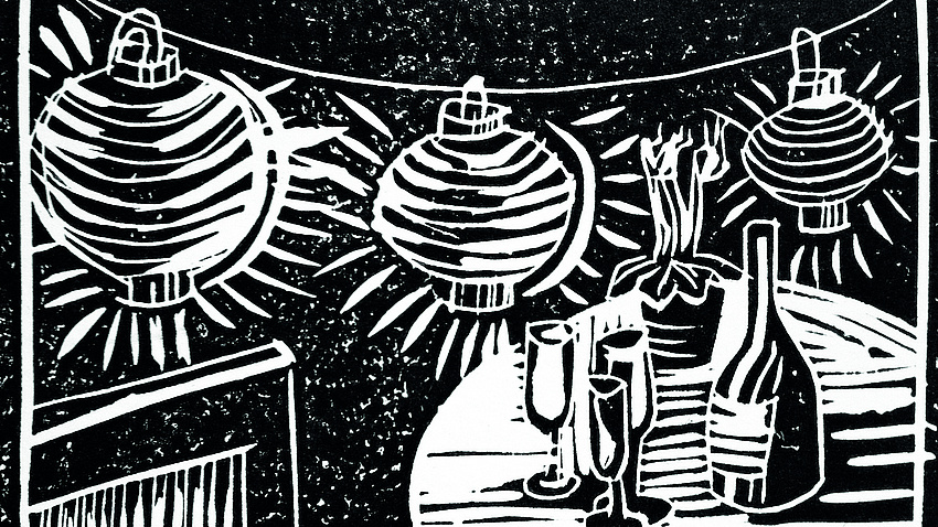 Schwarz/weiß-Druck einer Laternengirlande über einem Tisch mit Sektflasche und Gläsern