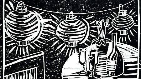 Schwarz/weiß-Druck einer Laternengirlande über einem Tisch mit Sektflasche und Gläsern