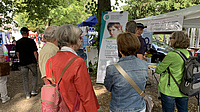 Interessierte Menschen vor dem Stand des Cochlear-Implantat-Verbandes Hessen Rhein-Main e.V. / Frankfurt am Main Mit der Selbsthilfegruppe, die sich in Friedberg trifft/ Foto A.Obleser