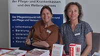 Zwei Frauen an einem Messestand.