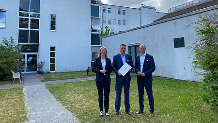 Landrat Weckler, Erste Kreisbeigeordnete Weckler und GZW-Geschäftsführer Dr. Fellermann vor dem Krankenhaus.