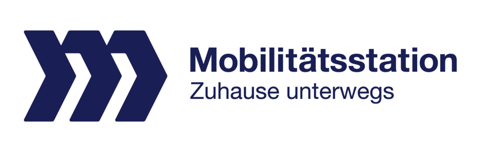drei blaue Pfeilspitzen hintereinander, die nach rechts zeigen, dahinter der Schriftzug Mobilitätsstation zuhause unterwegs