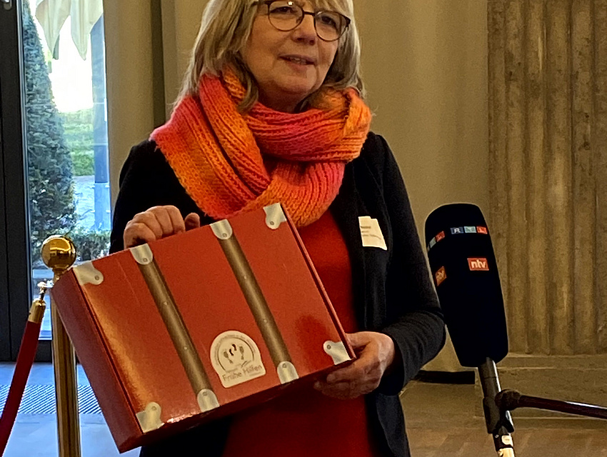 NWK mit rotem Koffer