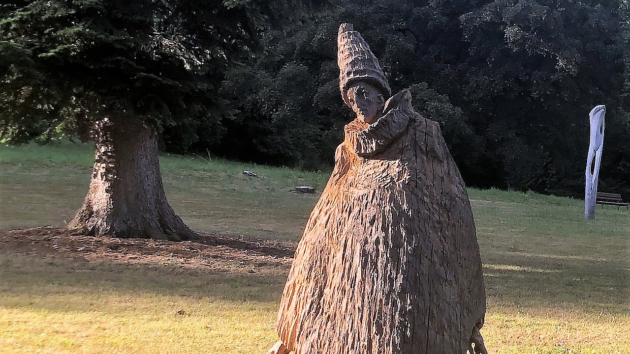 Menschliche Holzskulptur im Park in Bad Salzhausen