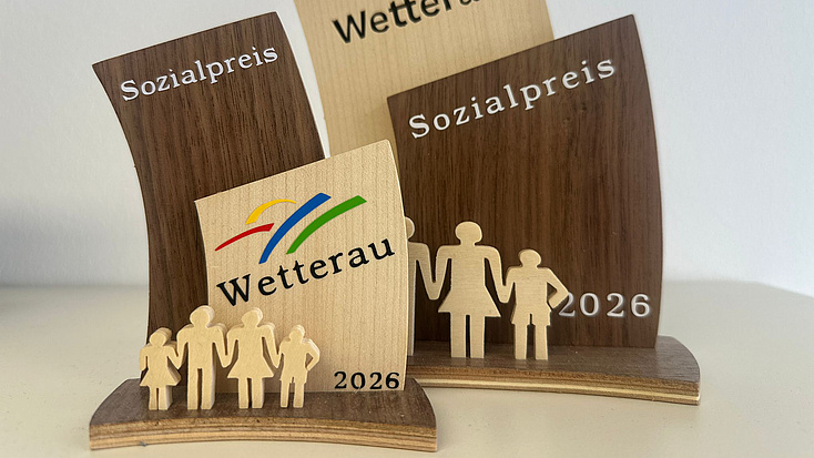 Drei hölzerne Trophäen mit der Aufschrift "Wetterauer Sozialpreis".