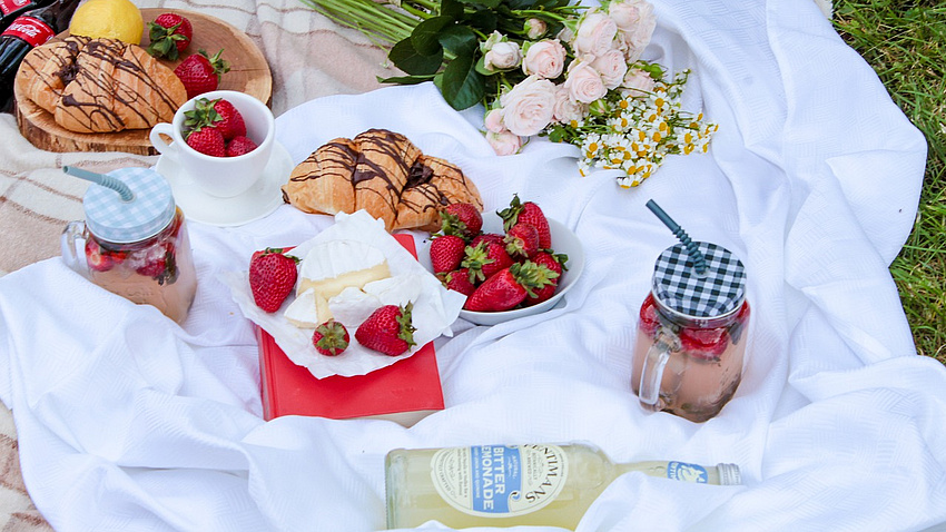 Gedeckter Tisch mit croissants, Marmelade und Getränken