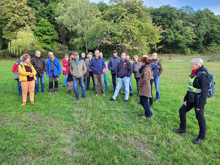 Die Teilnehmerinnen und Teilnehmer tauschten sich bei dem Naturspaziergang am Glauberg zum Thema Streuobstwiesen aus.