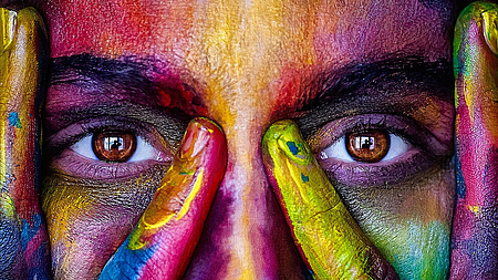 Frau mit bunten Farben im Gesicht