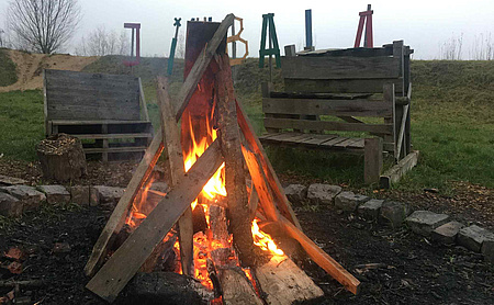 Aufgestelltes Holz zu einem Lagerfeuer, Flamen darin