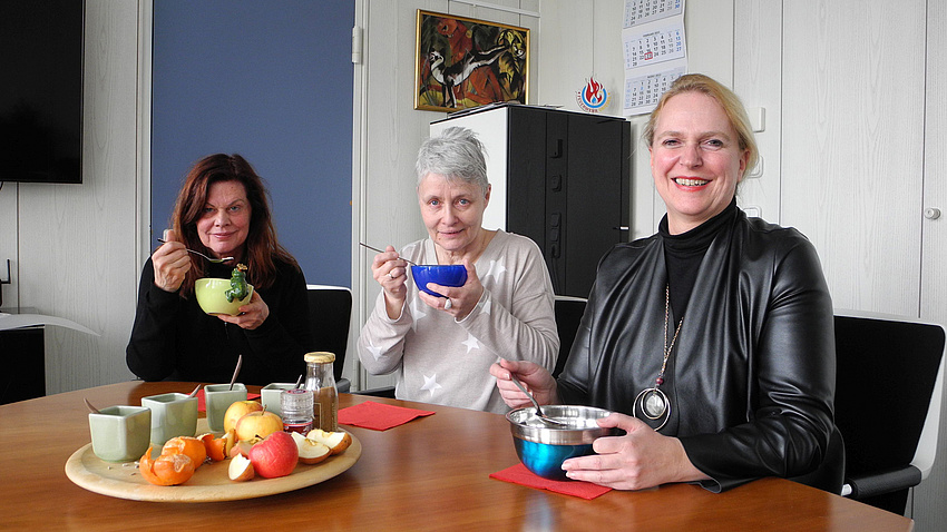 Drei Frauen an einem Tisch, Müslischalen, Obst