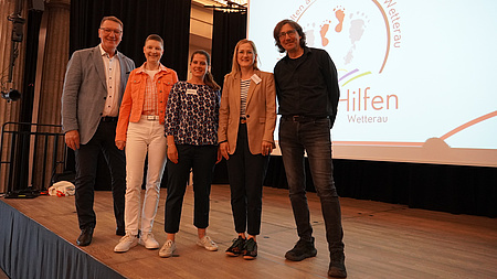 Fünf Personen auf einer Bühne.