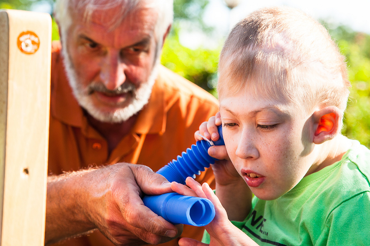 Vater und Sohn basteln