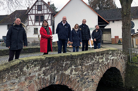 Personengruppe auf der historischen Bogenbrücke in Ranstadt-Bellmuth.