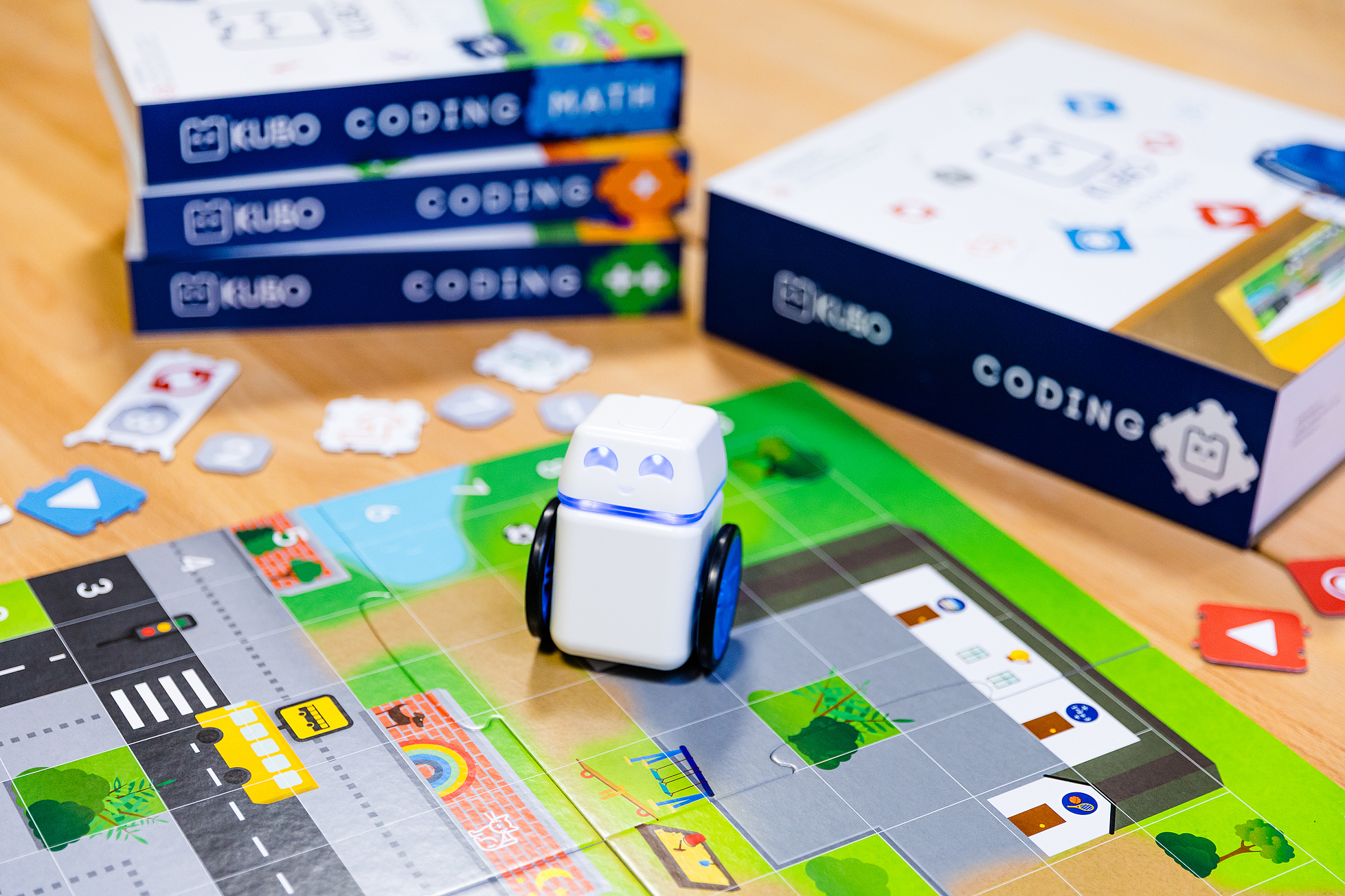 Auf einem Tisch liegen KUBO Coding Starter Set und Erweiterungs-Sets