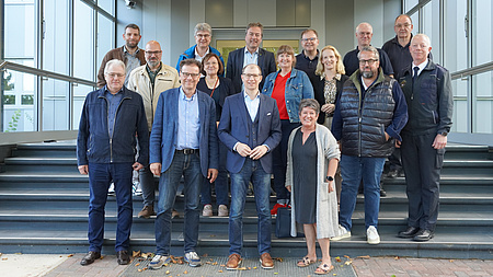 Eine Gruppe von Leuten vor einem Gebäude.