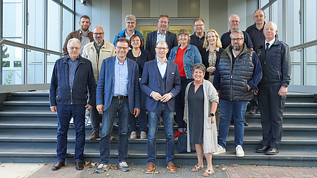 Eine Gruppe von Leuten vor einem Gebäude.