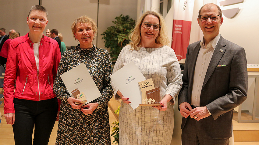 Kreisbeigeordnete Marion Götz, Ulrike See, Nina Jäger und Landrat Jan Weckler lächeln in die Kamera.